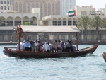 Abra, mit diesen Booten kommt man fuer 20 cent ueber den Creek (Gewaesser das Dubai teilt)
